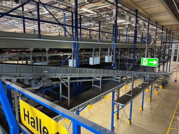 560m angetriebene Kartonförderstrecke, Knapp, mit „kleinem Sorter“ 10 Ausschleusepunkten am Ende – Bild 38