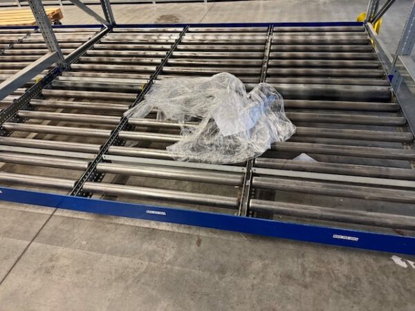 2x 7 Felder Palettendurchlaufregale mit 1 Durchlaufebene für Kisten / Kartons und einer Ablageebene für Paletten, Jungheinrich – Bild 39