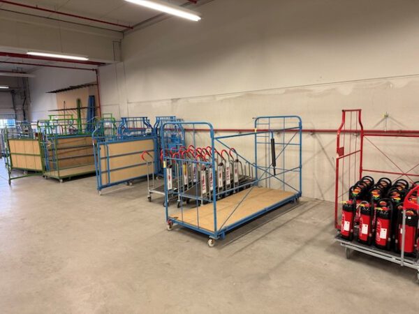 Posten mit 350 – 400 Corletten, Cordes und Koch, Breite 1,30m / 2m / 2,70m - zum größten Teil mit Kufen, teilweise stapelbar – Bild 39