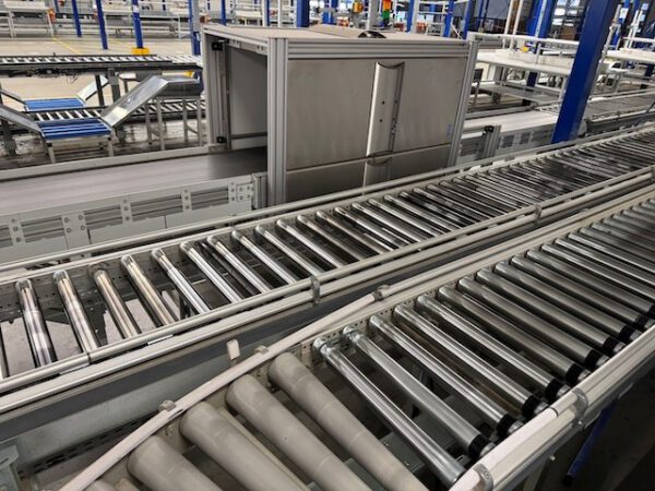 560m angetriebene Kartonförderstrecke, Knapp, mit „kleinem Sorter“ 10 Ausschleusepunkten am Ende – Bild 40