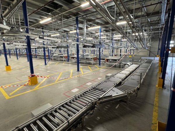 560m angetriebene Kartonförderstrecke, Knapp, mit „kleinem Sorter“ 10 Ausschleusepunkten am Ende – Bild 5