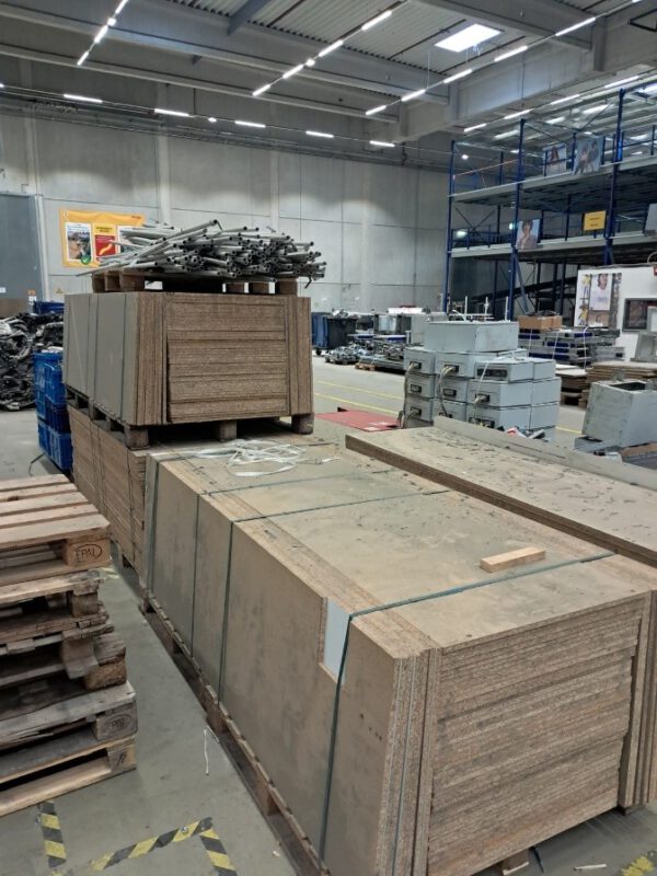 1.344m2 Spanplatten ca. 2400x700x16mm, eine Seite weiß beschichtet – Bild 5