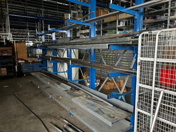 Kragarmregal für leichte Lasten, 5 Rahmen, ca. 8 Arme plus Fußebene pro Rahmen, 2,50m bzw. 3m Rahmenhöhe – Bild 4