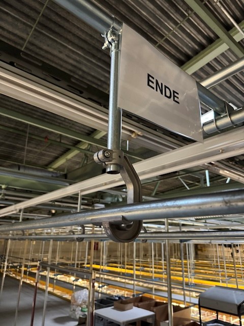 Statisches Hängetextillager, Rundrohrhängebahn, Meiko, ca. 5.000m statische Lagerschienen, ca. 3.600m Trolleysschienen, ca. 1.200 Trolleys, 3 Etagen, inkl. 2.852 m2 Lagerbühne in der Grundfläche, Gesamtfläche ca. 8.556m2 - lagertechnik Statisches Hängetextillager, Rundrohrhängebahn, Meiko, ca. 5.000m statische Lagerschienen, ca. 3.600m Trolleysschienen, ca. 1.200 Trolleys, 3 Etagen, inkl. 2.852 m2 Lagerbühne in der Grundfläche, Gesamtfläche ca. 8.556m2 - – Bild 5