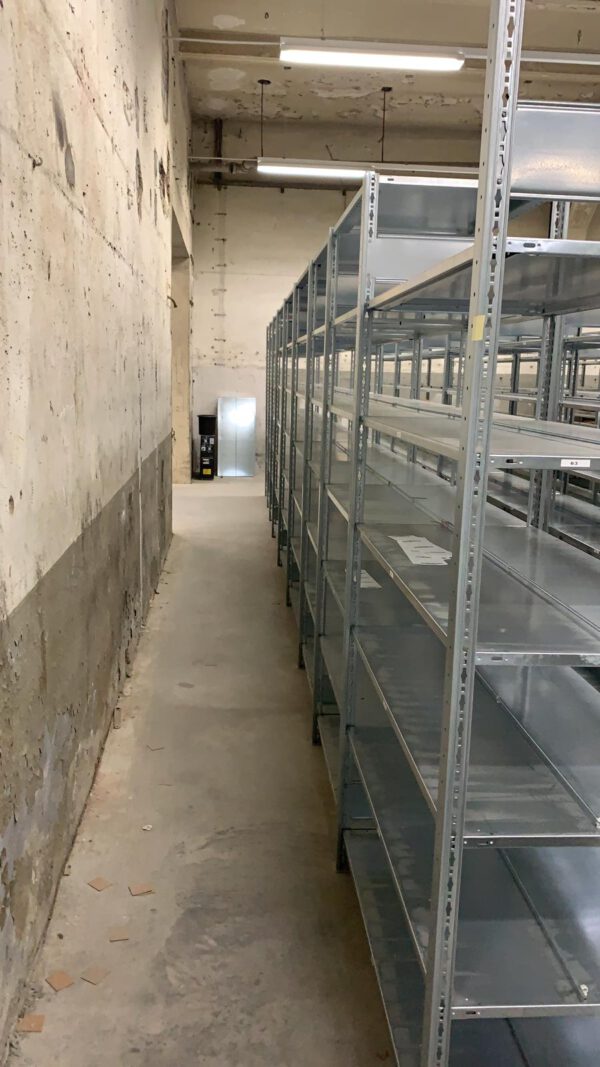 Fachbodenregale, ca. 315 Felder, 150kg / Boden, ideal für Aktenordnerlagerung da mit Mittelsteg der das durchschieben verhindert – gebraucht - : lagertechnik