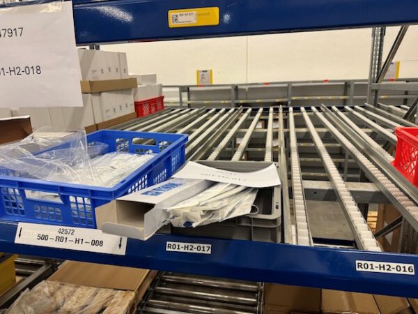 2x 7 Felder Palettendurchlaufregale mit 1 Durchlaufebene für Kisten / Kartons und einer Ablageebene für Paletten, Jungheinrich – Bild 41