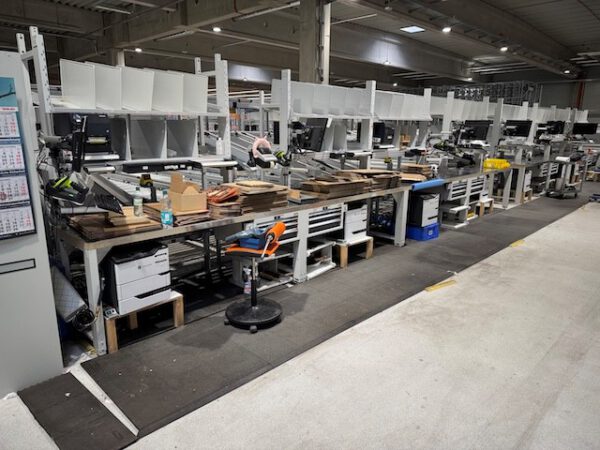 24 Stück sehr hochwertigw Arbeitstische mit Ablageregal für z.B. Kartonagen – Bild 42