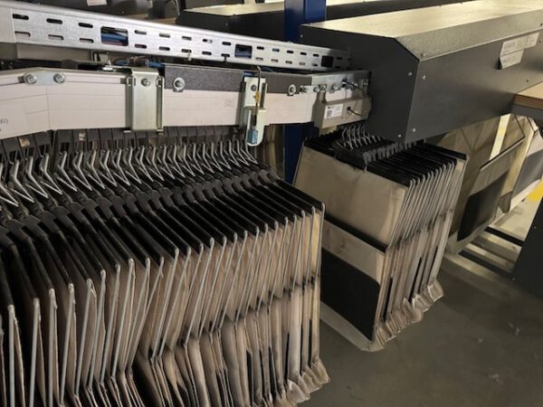 Poket Sorter System, Dürkopp, mit Taschenpuffer mit 13.000 Plätzen, gesamt über 40.000 Taschen, über 2KM Schienen, Weichen, Steigförderer, Steuerungsteile, Ersatzteilen – Bild 41