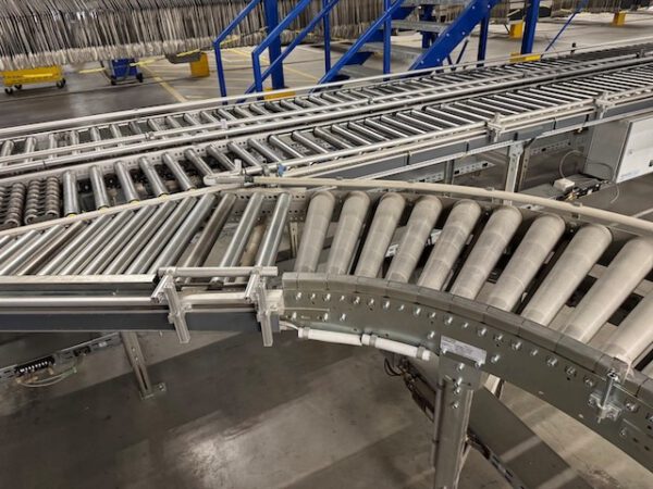 560m angetriebene Kartonförderstrecke, Knapp, mit „kleinem Sorter“ 10 Ausschleusepunkten am Ende – Bild 48