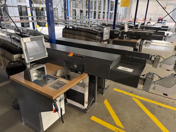 Poket Sorter System, Dürkopp, mit Taschenpuffer mit 13.000 Plätzen, gesamt über 40.000 Taschen, über 2KM Schienen, Weichen, Steigförderer, Steuerungsteile, Ersatzteilen – Bild 6