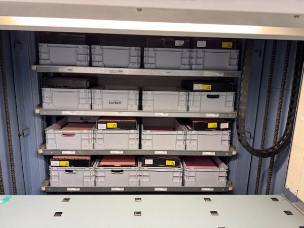 Liftsysteme, Kardex, ca. 4,50m hoch, 250kg / Tablar, Tablar: ca. 1,65m x 62cm – Bild 6