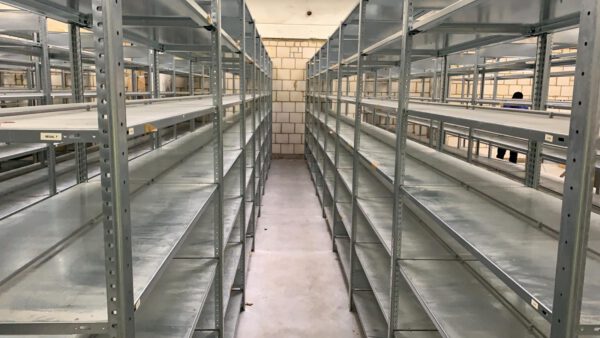 Fachbodenregale, ca. 315 Felder, 150kg / Boden, ideal für Aktenordnerlagerung da mit Mittelsteg der das durchschieben verhindert – gebraucht - : – Bild 8