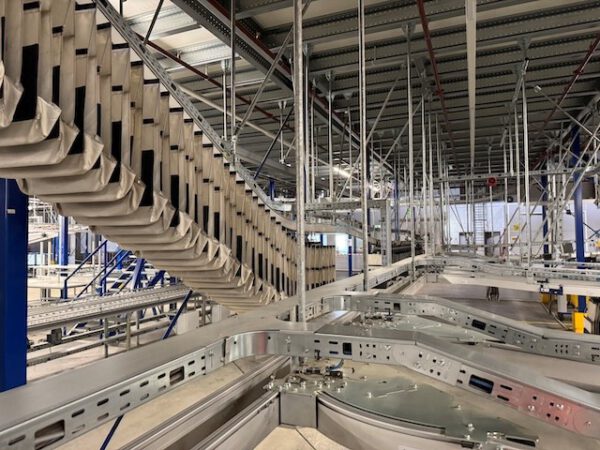 Poket Sorter System, Dürkopp, mit Taschenpuffer mit 13.000 Plätzen, gesamt über 40.000 Taschen, über 2KM Schienen, Weichen, Steigförderer, Steuerungsteile, Ersatzteilen – Bild 7