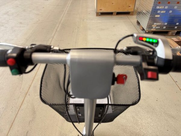 Elektro 3 Rad-Roller mit Sitz, für innerbetrieblichen Transport einer Person plus kleineren Gegenständen – Bild 7