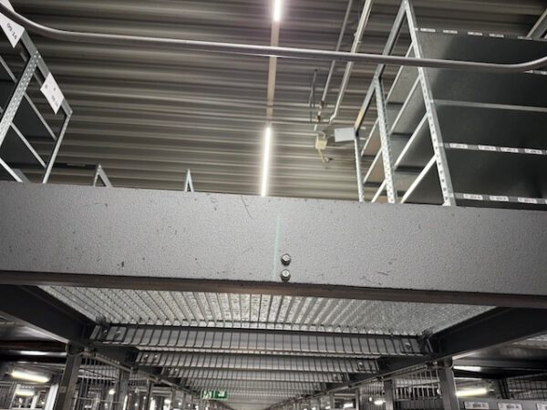 3 stöckige Fachbodenregalanlagen, SSI Schäfer R2000, Maße der Fachböden 1m x 40cm, 50cm und 70cm, ca. 1.233 Felder mit angebauter Stahlbaubühne – Bild 65