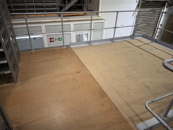 3 stöckige Fachbodenregalanlagen, SSI Schäfer R2000, Maße der Fachböden 1m x 40cm, 50cm und 70cm, ca. 1.233 Felder mit angebauter Stahlbaubühne – Bild 69