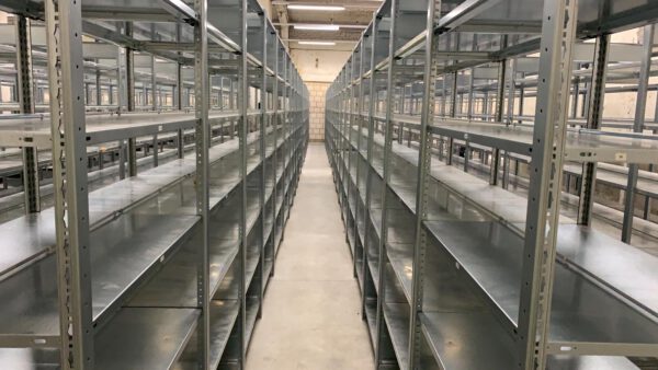 Fachbodenregale, ca. 315 Felder, 150kg / Boden, ideal für Aktenordnerlagerung da mit Mittelsteg der das durchschieben verhindert – gebraucht - : – Bild 9