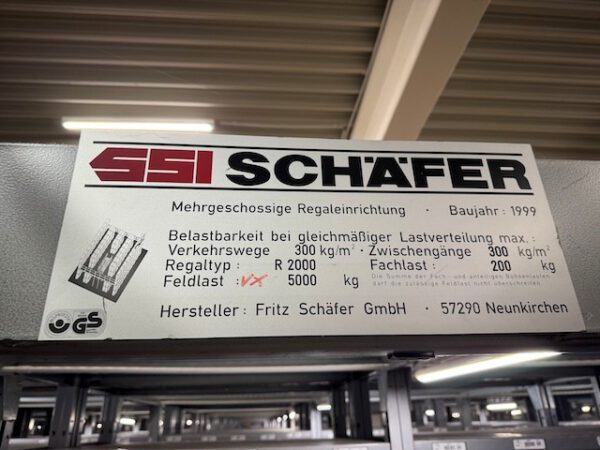 3 stöckige Fachbodenregalanlagen, SSI Schäfer R2000, Maße der Fachböden 1m x 40cm, 50cm und 70cm, ca. 1.233 Felder mit angebauter Stahlbaubühne – Bild 74