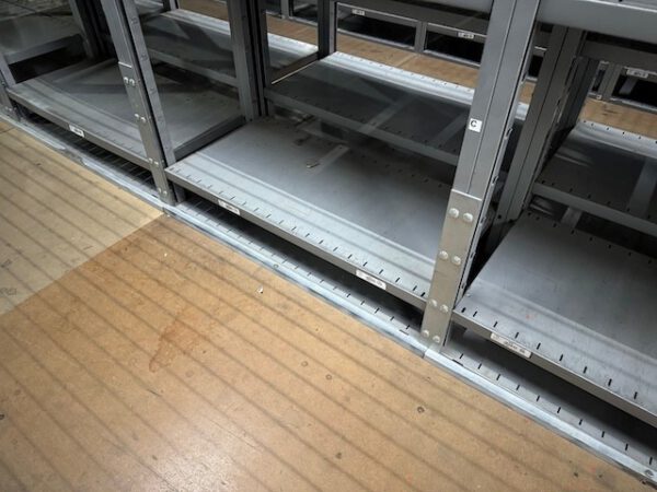 3 stöckige Fachbodenregalanlagen, SSI Schäfer R2000, Maße der Fachböden 1m x 40cm, 50cm und 70cm, ca. 1.233 Felder mit angebauter Stahlbaubühne – Bild 75