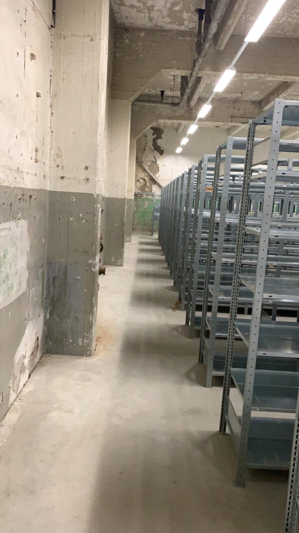 Fachbodenregale, ca. 315 Felder, 150kg / Boden, ideal für Aktenordnerlagerung da mit Mittelsteg der das durchschieben verhindert – gebraucht - : – Bild 10