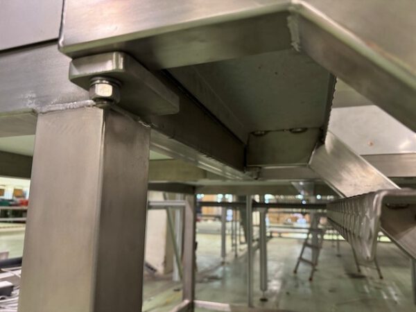 Podest L-förmig mit Treppe, Geländer und Übergabeplatz, Edelstahl – Bild 9