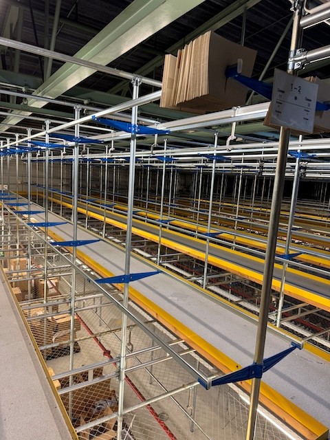 Statisches Hängetextillager, Rundrohrhängebahn, Meiko, ca. 5.000m statische Lagerschienen, ca. 3.600m Trolleysschienen, ca. 1.200 Trolleys, 3 Etagen, inkl. 2.852 m2 Lagerbühne in der Grundfläche, Gesamtfläche ca. 8.556m2 - lagertechnik Statisches Hängetextillager, Rundrohrhängebahn, Meiko, ca. 5.000m statische Lagerschienen, ca. 3.600m Trolleysschienen, ca. 1.200 Trolleys, 3 Etagen, inkl. 2.852 m2 Lagerbühne in der Grundfläche, Gesamtfläche ca. 8.556m2 - – Bild 10