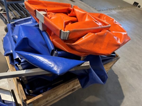 52 Stück, Müllbehälter inkl. Metallgestell Fuß, mit „Müllsäcken“ aus fester Plane, blau und orange – Bild 10