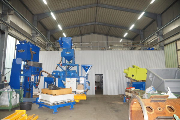 3-Stöckige SSI Schäfer Fachbodenanlage ca. 13,50 x 11m, ca. 216 Felder, Böden 1 x 0,5m, 200kg / Boden – gebraucht - :