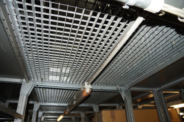 3-Stöckige SSI Schäfer Fachbodenanlage ca. 13,50 x 11m, ca. 216 Felder, Böden 1 x 0,5m, 200kg / Boden – gebraucht - : – Bild 5
