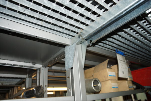 3-Stöckige SSI Schäfer Fachbodenanlage ca. 13,50 x 11m, ca. 216 Felder, Böden 1 x 0,5m, 200kg / Boden – gebraucht - : – Bild 10