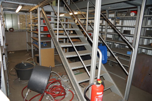 3-Stöckige SSI Schäfer Fachbodenanlage ca. 13,50 x 11m, ca. 216 Felder, Böden 1 x 0,5m, 200kg / Boden – gebraucht - : – Bild 25