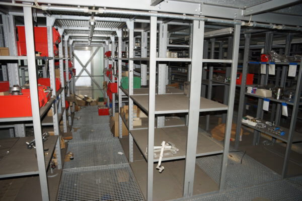 3-Stöckige SSI Schäfer Fachbodenanlage ca. 13,50 x 11m, ca. 216 Felder, Böden 1 x 0,5m, 200kg / Boden – gebraucht - : – Bild 27
