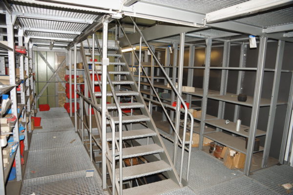 3-Stöckige SSI Schäfer Fachbodenanlage ca. 13,50 x 11m, ca. 216 Felder, Böden 1 x 0,5m, 200kg / Boden – gebraucht - : – Bild 29