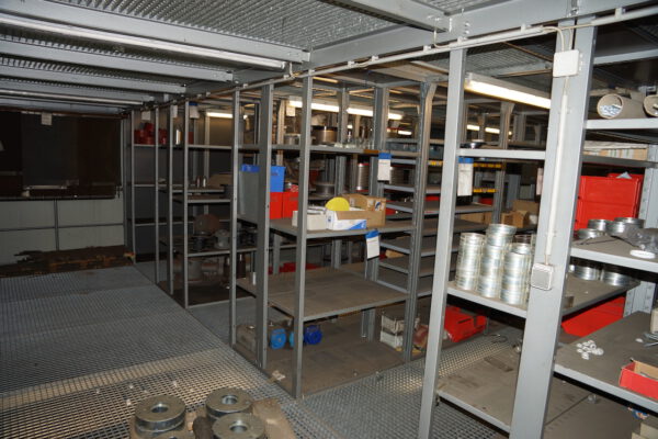 3-Stöckige SSI Schäfer Fachbodenanlage ca. 13,50 x 11m, ca. 216 Felder, Böden 1 x 0,5m, 200kg / Boden – gebraucht - : – Bild 30