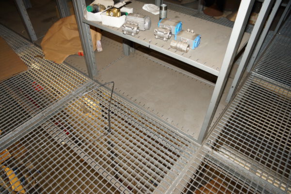 3-Stöckige SSI Schäfer Fachbodenanlage ca. 13,50 x 11m, ca. 216 Felder, Böden 1 x 0,5m, 200kg / Boden – gebraucht - : – Bild 32