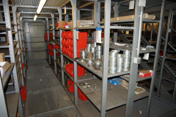 3-Stöckige SSI Schäfer Fachbodenanlage ca. 13,50 x 11m, ca. 216 Felder, Böden 1 x 0,5m, 200kg / Boden – gebraucht - : – Bild 43