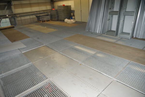 3-Stöckige SSI Schäfer Fachbodenanlage ca. 13,50 x 11m, ca. 216 Felder, Böden 1 x 0,5m, 200kg / Boden – gebraucht - : – Bild 46