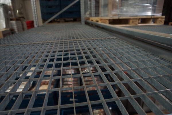 Palettenregal mit Gitterrosten in den Ebenen ausgestattet, Dexion, Rahmenhöhe ca. 4 und 7m, ca. 800kg/Palette, ca. 1.250 Palettenplätze – gebraucht – lagertechnik