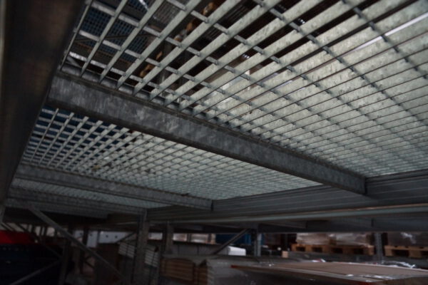 Palettenregal mit Gitterrosten in den Ebenen ausgestattet, Dexion, Rahmenhöhe ca. 4 und 7m, ca. 800kg/Palette, ca. 1.250 Palettenplätze – gebraucht – lagertechnik