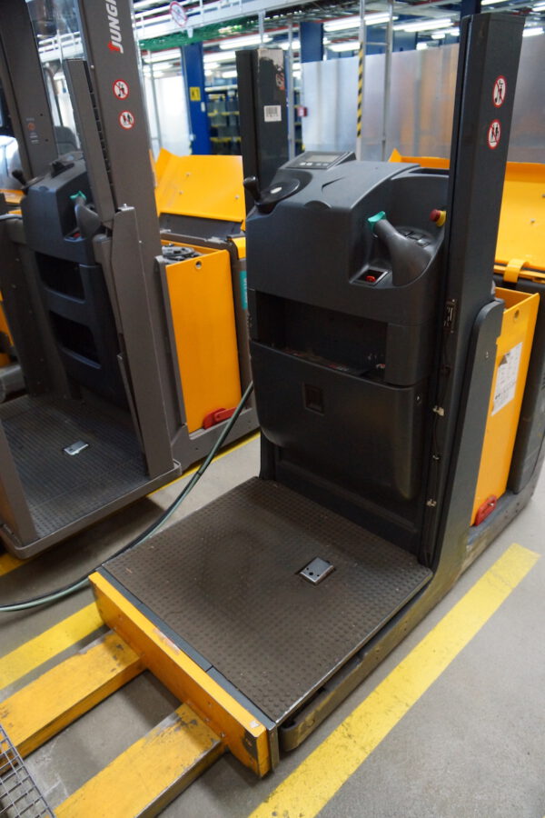 Nr.11, Vertikal-Kommissionierer 1to, EKS 110 L, Baujahr: 2004, 7.427 Stunden – Bild 5