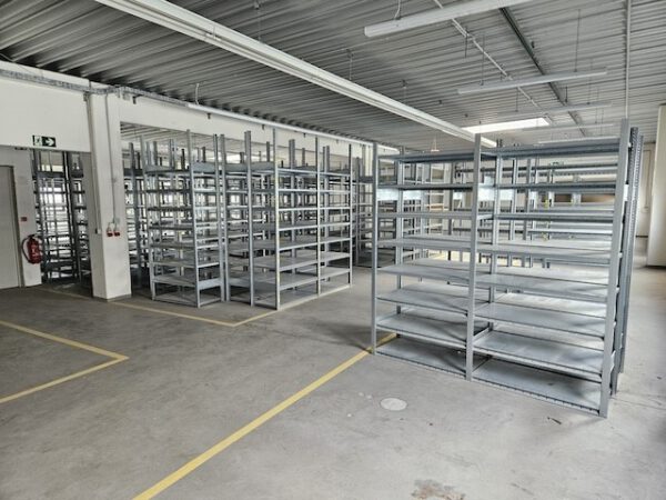 150 Felder Fachbodenregale, Dexion, Rahmenhöhe 2,10m, Tiefe 40 und 50cm mit vielen Böden
