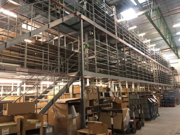 3 geschossige Fachbodenregalanlage, SSI Schäfer, R3000, ca. 2.480 Felder, ca. 8m hoch, 60kg pro Fachboden, mit speziellen „Feuerschutz- Fachböden“, Fachböden 1,30m x 0,60m
