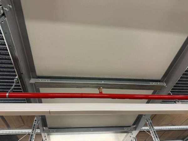 3 geschossige Fachbodenregalanlage, SSI Schäfer, R3000, ca. 2.480 Felder, ca. 8m hoch, 60kg pro Fachboden, mit speziellen „Feuerschutz- Fachböden“, Fachböden 1,30m x 0,60m – Bild 11