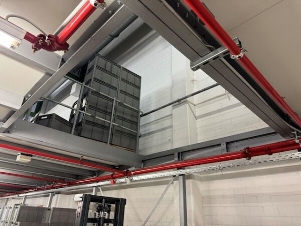 3 geschossige Fachbodenregalanlage, SSI Schäfer, R3000, ca. 2.480 Felder, ca. 8m hoch, 60kg pro Fachboden, mit speziellen „Feuerschutz- Fachböden“, Fachböden 1,30m x 0,60m – Bild 19