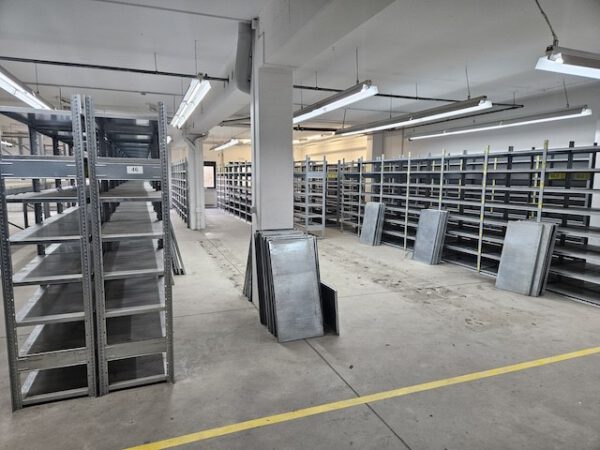 150 Felder Fachbodenregale, Dexion, Rahmenhöhe 2,10m, Tiefe 40 und 50cm mit vielen Böden – Bild 2