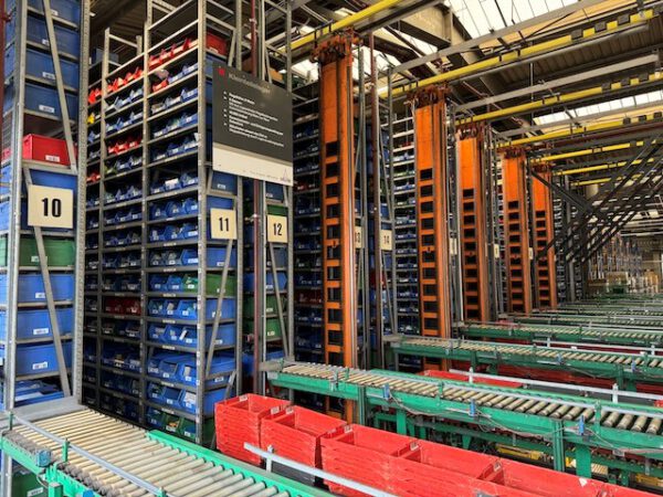 Fachbodenregale, SSI Schäfer. R7000, mind. 8m hoch, 200kg pro Fachboden, Fachböden 1m x 0,50m – Bild 2