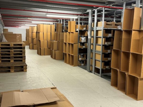 3 geschossige Fachbodenregalanlage, SSI Schäfer, R3000, ca. 2.480 Felder, ca. 8m hoch, 60kg pro Fachboden, mit speziellen „Feuerschutz- Fachböden“, Fachböden 1,30m x 0,60m – Bild 22