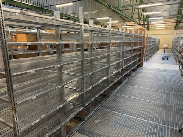 3 geschossige Fachbodenregalanlage, SSI Schäfer, R3000, ca. 2.480 Felder, ca. 8m hoch, 60kg pro Fachboden, mit speziellen „Feuerschutz- Fachböden“, Fachböden 1,30m x 0,60m – Bild 25