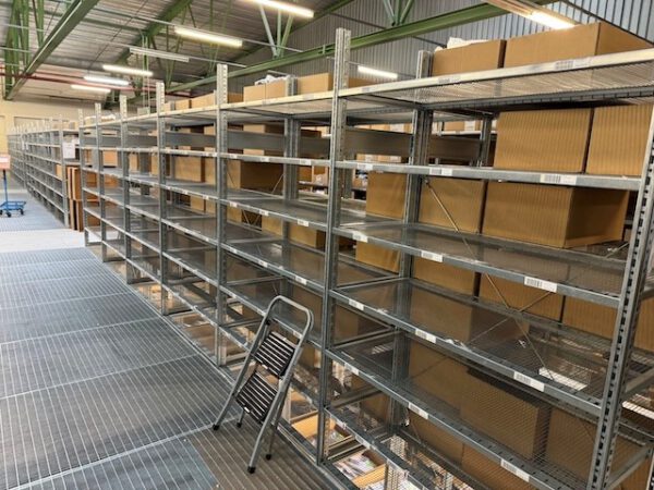 3 geschossige Fachbodenregalanlage, SSI Schäfer, R3000, ca. 2.480 Felder, ca. 8m hoch, 60kg pro Fachboden, mit speziellen „Feuerschutz- Fachböden“, Fachböden 1,30m x 0,60m – Bild 26