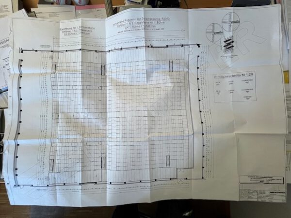 3 geschossige Fachbodenregalanlage, SSI Schäfer, R3000, ca. 2.480 Felder, ca. 8m hoch, 60kg pro Fachboden, mit speziellen „Feuerschutz- Fachböden“, Fachböden 1,30m x 0,60m – Bild 34